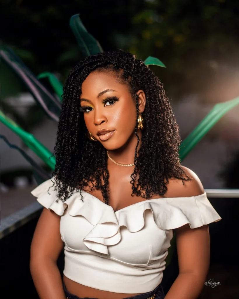 Defined Twist Shoulder Curls