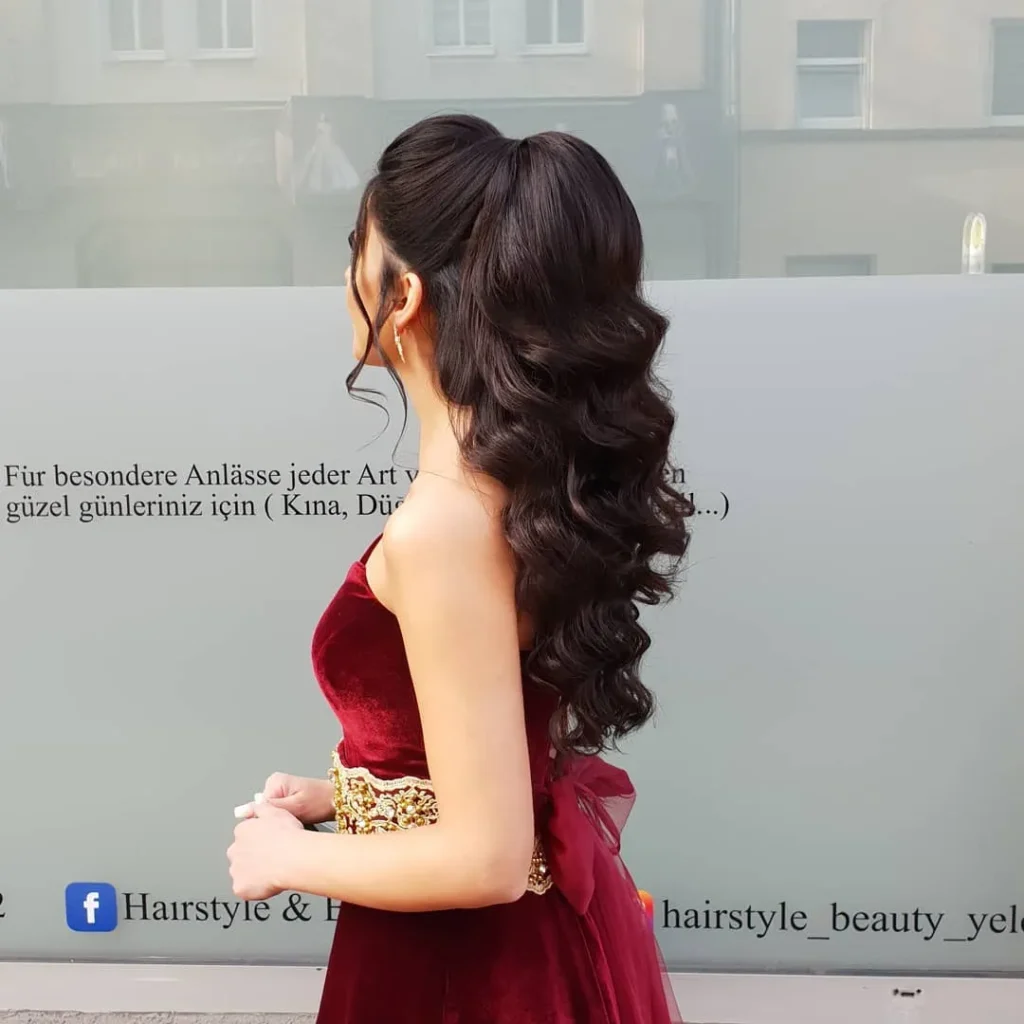 Voluminous Curly Ponytail Glam